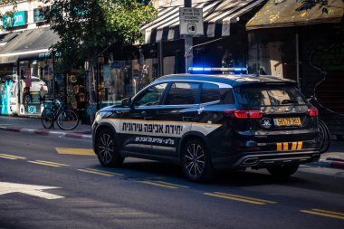 Tel Aviv, İsrail, 9 Mart 2026 Çatışma sırasında kamu düzeni ve güvenliğini sağlamak için şehir sokaklarında dolaşan resmi bir İsrail polis aracı.
