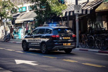 Tel Aviv, İsrail, 9 Mart 2026 Çatışma sırasında kamu düzeni ve güvenliğini sağlamak için şehir sokaklarında dolaşan resmi bir İsrail polis aracı.