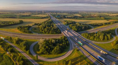 Alman otobanı A7 'nin havadan görünüşü, Avrupa karayolu E45 Rendsburg, Almanya.
