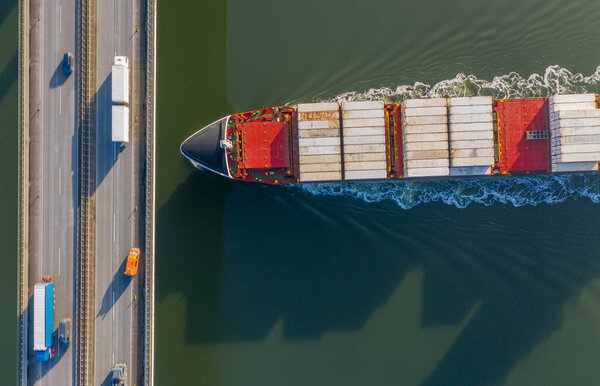 Вид с воздуха на немецкий автобан A7, европейская дорога E45 рядом с Рендсбургом, Германия.