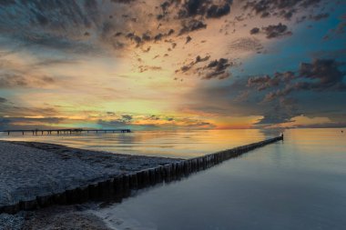 Almanya 'nın kuzeyinde, günbatımında bir sahil..