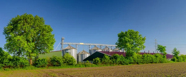 Panoramablick Auf Landschaft Norddeutschland Mit Biogasanlage Bepflügtes Feld Mit Landwirtschaftlicher — Stockfoto