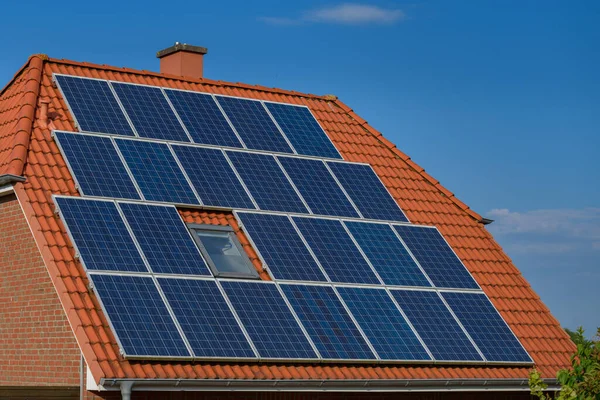 Pannelli Solari Sul Tetto Rosso Una Casa Pannello Solare Fotovoltaico — Foto Stock