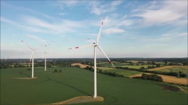 Rüzgar güç türbini çalışıyor, hava perspektifinden, Almanya 'nın kuzeyinde Schleswig-Holstein.