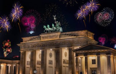 Yeni yıl partisini Brandenburg Kapısı 'nda, Berlin' de yeni yılda. Brandenburger Tor (Brandenburg Kapısı) Almanya 'nın en bilinen simgelerinden ve ulusal sembollerinden biridir..