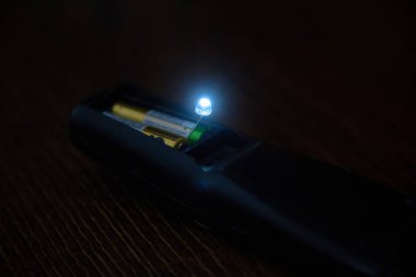 Khmelnytskyi, Ukrayna - Eylül 2025: Ukrayna 'da elektrik kesintisi sırasında uzaktan kumandalı LED ışığı. Doğaçlama el feneri. Savaş kavramı, hayatta kalma, yaratıcılık, krizde enerji tasarrufu. DIY ışığı.