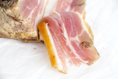 Tuzlu pastırma, kağıt üzerinde yatan bir parça