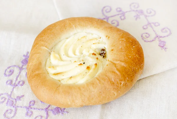 Bun with cheese on linen napkin — Stock Photo, Image