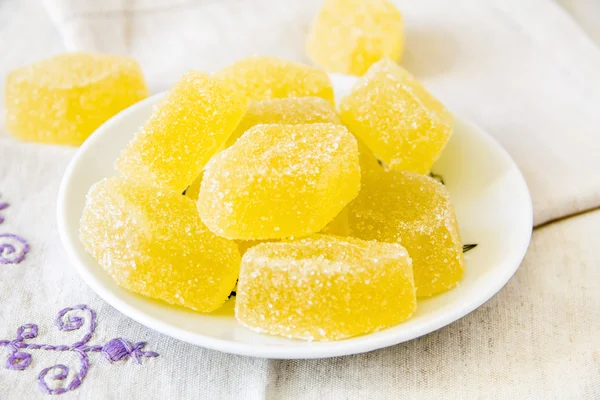 Tatlı hünnap yalanlar üzerine bir tabak