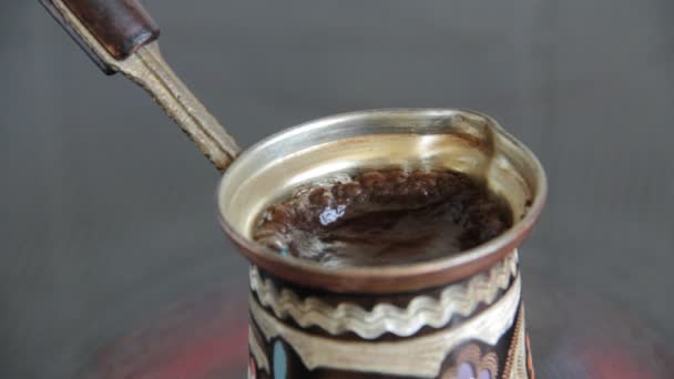Café negro se elabora en un turco de metal — Vídeo de stock