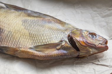 Balık çipura kağıt üzerinde füme