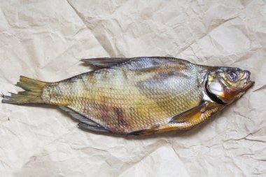 Balık çipura kağıt üzerinde füme