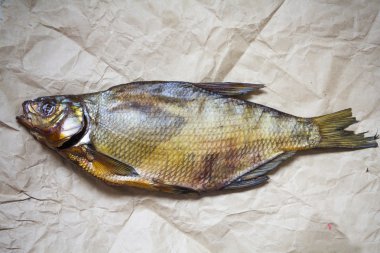 Balık çipura kağıt üzerinde füme