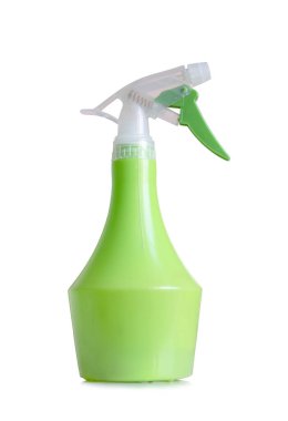 Beyaz arka plana sıkmak için yeşil plastikten yapılmış sprey tabanca.