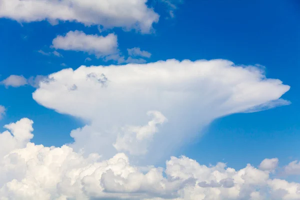 Ασυνήθιστα Πυκνά Σύννεφα Ένα Φωτεινό Γαλάζιο Ουρανό — Φωτογραφία Αρχείου
