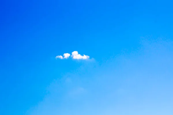 Прекрасне Блакитне Небо Маленькими Білими Хмарами Небесний Пейзаж — стокове фото