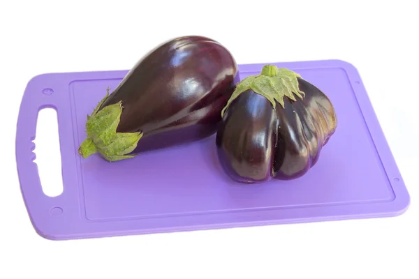 在塑料菜板，白色背景上的茄子 — 图库照片
