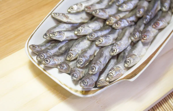大皿に小魚の塩漬け魚 — ストック写真
