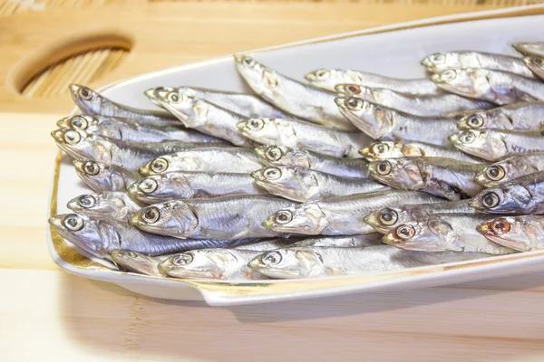 Sardel nasolené ryby na podnose — Stock fotografie