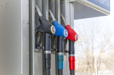 Yakıt dağıtıcı tabanca ile