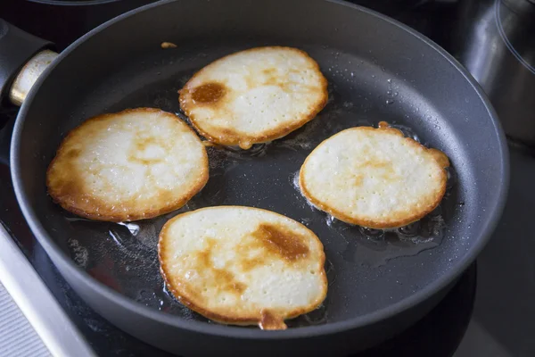 Panquecas deliciosas fritas em uma panela — Fotografia de Stock