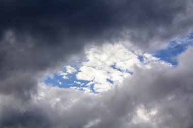 İlginç parlak gökyüzü bulutlar ve bulut
