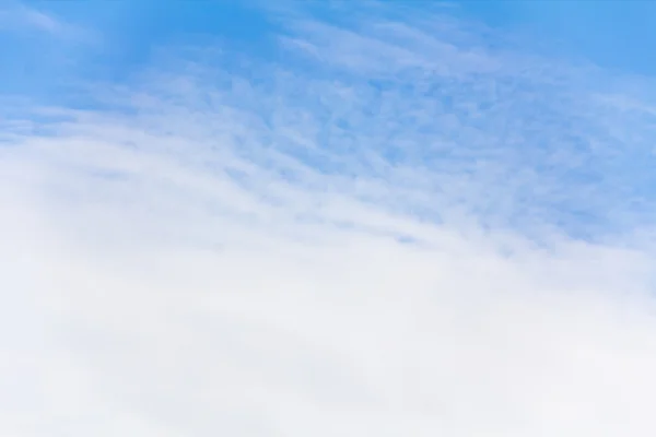 Блакитне небо з фоном круглих хмар — стокове фото