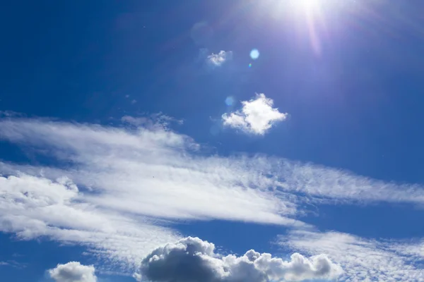 Прекрасне небо з хмарами і сонцем — стокове фото