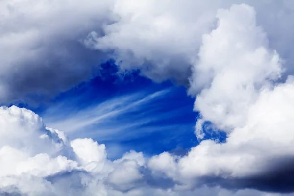 Μπλε φωτεινό ουρανό περιβάλλεται από σύννεφα και tuch, πλαίσιο, φόντο — Φωτογραφία Αρχείου