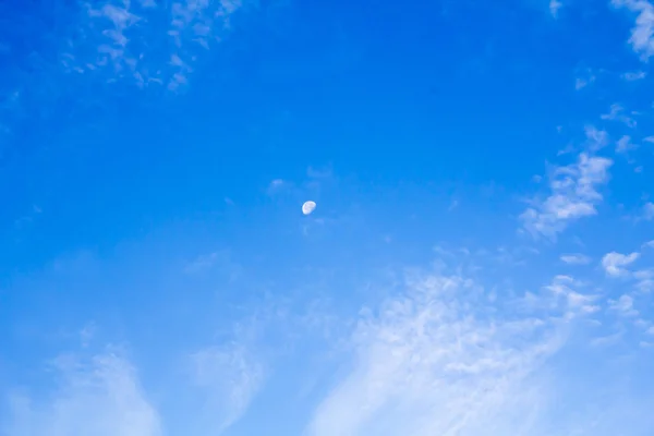 Прекрасне блакитне небо з хмарами — стокове фото