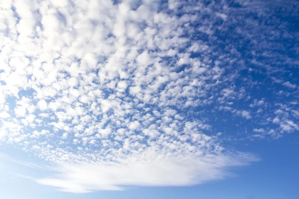 Όμορφο γαλάζιο ουρανό με σύννεφα — Φωτογραφία Αρχείου
