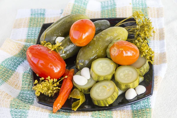 Assorted plaka üzerinde Turşu sebze