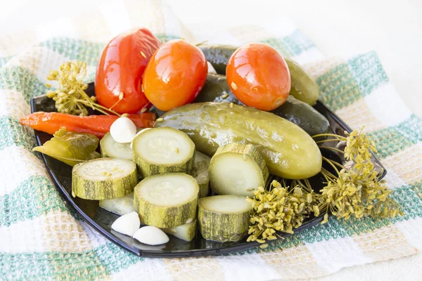 Assorted plaka üzerinde Turşu sebze