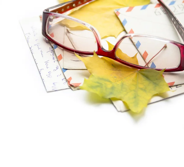 Points and lie on the leaves of old letters — Stock Photo, Image