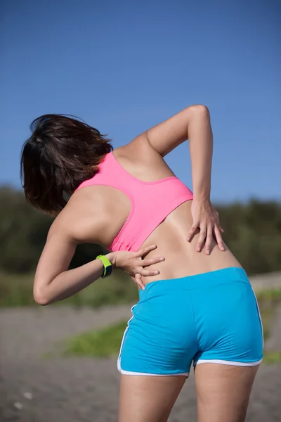 Жінка відчуває біль у спині — стокове фото