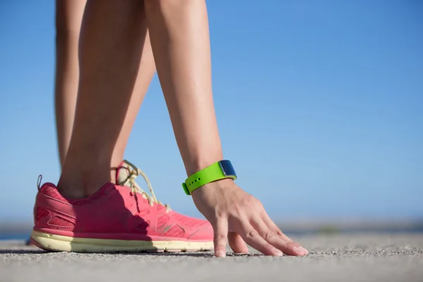 Deporte mujer usando reloj inteligente — Foto de Stock