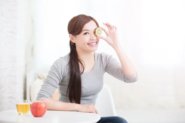 Vrouw met kiwi 's — Stockfoto