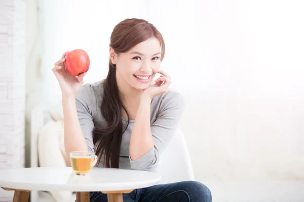 Mujer sosteniendo manzana roja —  Fotos de Stock
