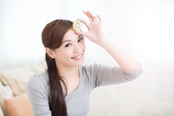 Mulher segurando kiwi frutas — Fotografia de Stock