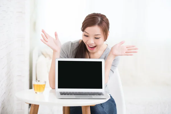 Woman showing screen — Stock Photo, Image