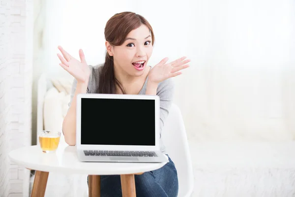 Woman showing screen — Stock Photo, Image