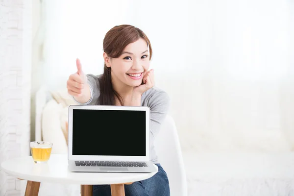 Woman show laptop — Stock Photo, Image