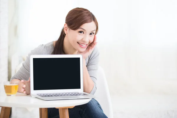 Woman showing screen — Stock Photo, Image