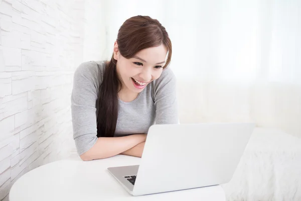 Young woman using  laptop — Stock Photo, Image