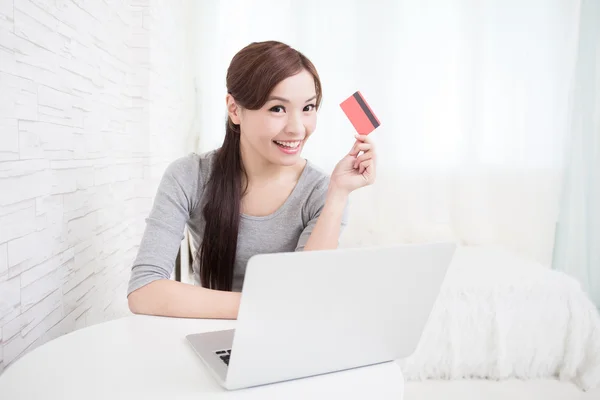 Жінка тримає кредитну картку — стокове фото