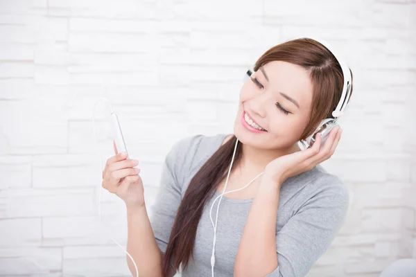 Mulher apreciando a música — Fotografia de Stock