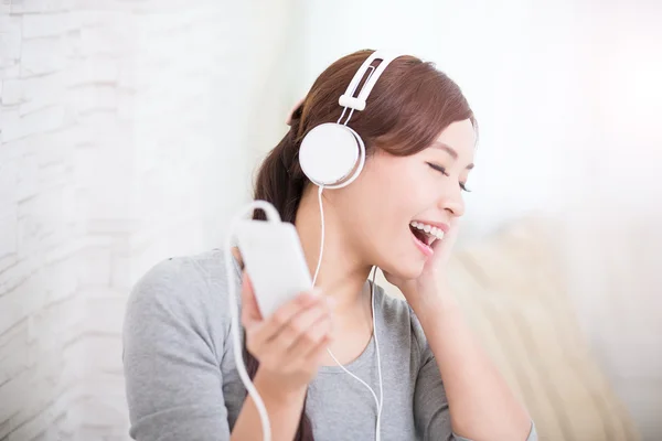 Woman enjoying the music — Stock Photo, Image