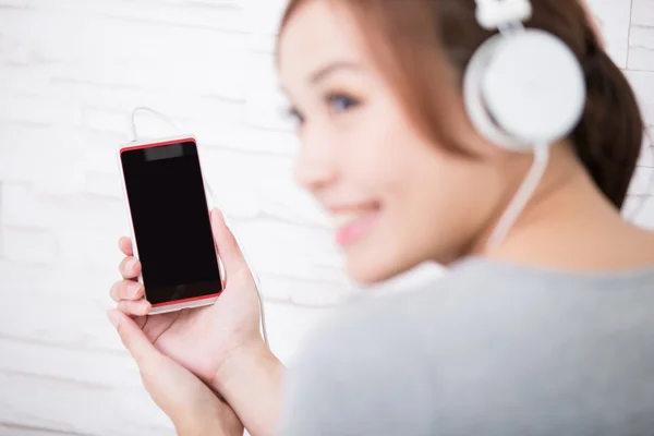 Mulher apreciando a música — Fotografia de Stock