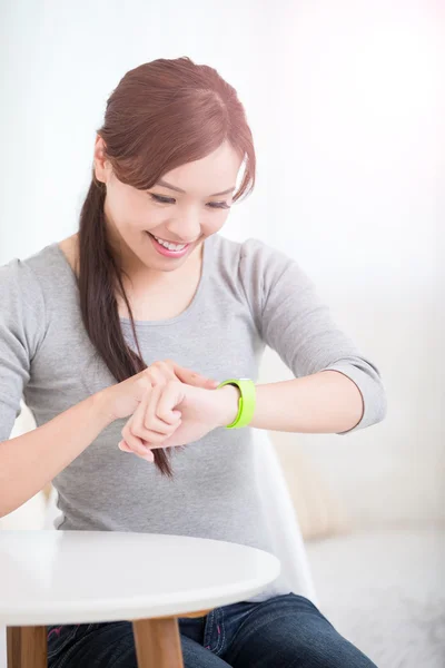 Mujer sonriente usando reloj inteligente —  Fotos de Stock