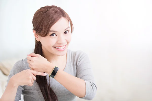 Lachende vrouw met behulp van slimme horloge — Stockfoto